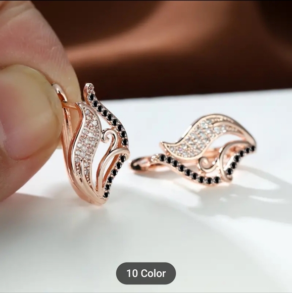 Jewelry - 🩷🖤NEW🩷🖤EXQUISITE!! CZ Hollow Flower Lear Earrings in ROSE GOLD Plating